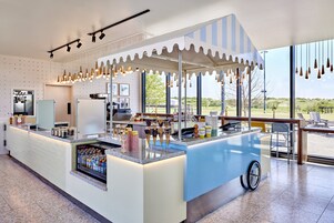 13 restaurants, breakfast, lunch, dinner served; seafood