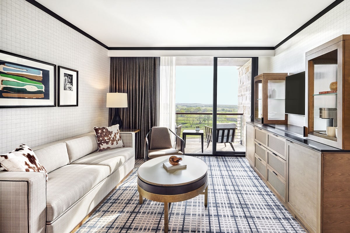 Egyptian cotton sheets, premium bedding, pillowtop beds, in-room safe