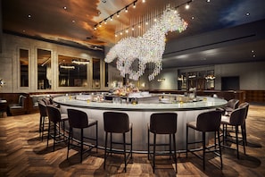 13 restaurants; breakfast, lunch, dinner, and brunch served