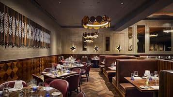 13 restaurantes; se sirven desayunos, comidas, cenas y brunch