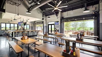 13 restaurants; breakfast, lunch, dinner, and brunch served