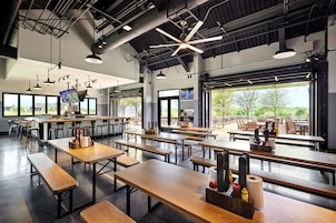 13 restaurantes; se sirve desayuno, almuerzo, cena y brunch