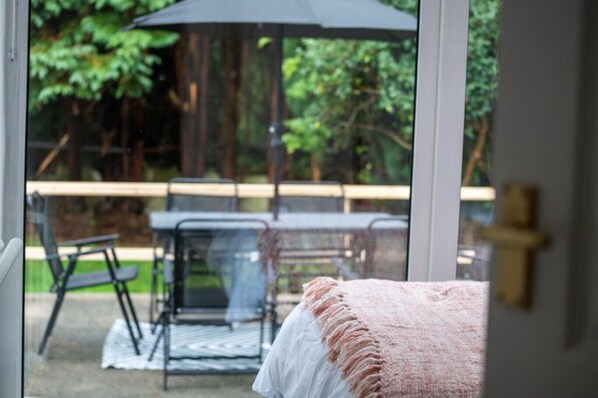 Outdoor dining - Modern 3 Bed Bungalow Near Bolton Town Centre (Bolton)