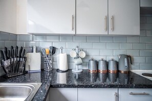 Fridge, microwave, oven, electric kettle - Modern 3 Bed Bungalow Near Bolton Town Centre (Bolton)