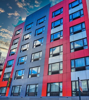 Super 8 by Wyndham Bronx Near Botanical Garden