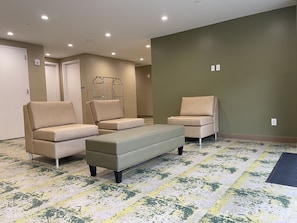 Lobby sitting area - Super 8 by Wyndham Bronx Near Botanical Garden (Bronx)