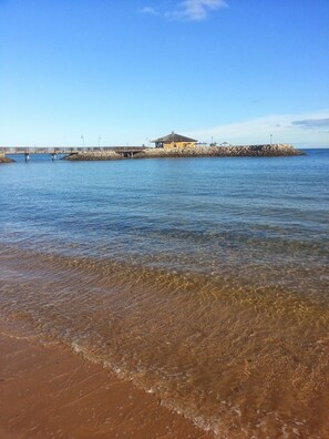 Vlak bij het strand, ligstoelen aan het strand, strandlakens
