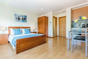 1 bedroom, iron/ironing board, travel cot, WiFi - Bright Quiet Flat | Terrace by HostWise (Porto)
