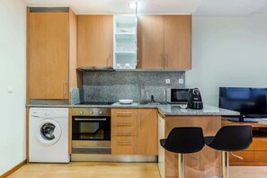 Kjøleskap, mikrobølgeovn, ovn og kokeplater