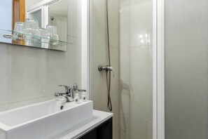 Een douche, een haardroger, handdoeken, shampoo