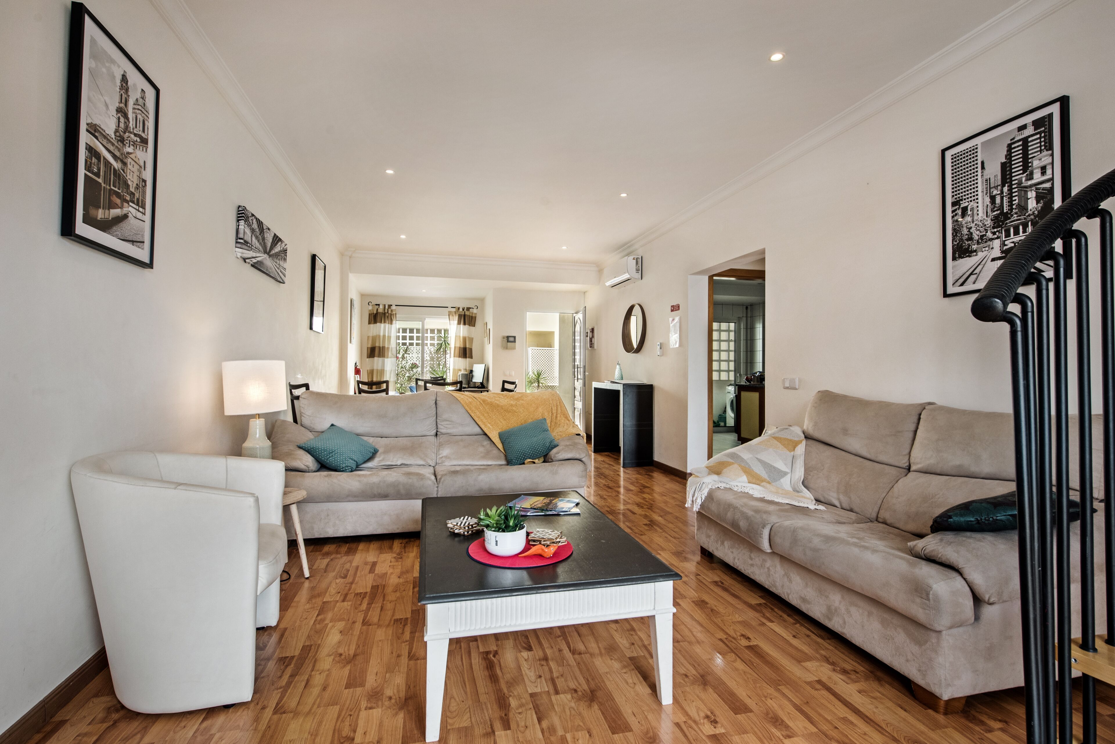 Smart-TV, bøker, filmbibliotek og stereoanlegg