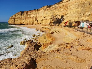 Beach nearby, sun loungers, beach towels - 3 Bedroom Condo, Air-con, Pool, fast WiFi, 7 mins walk to Carvoeiro Beach! (Carvoeiro)