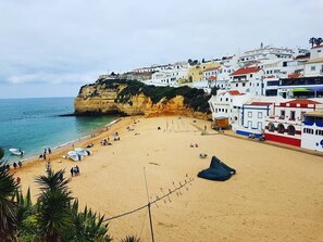 Beach nearby, sun loungers, beach towels - 3 Bedroom Condo, Air-con, Pool, fast WiFi, 7 mins walk to Carvoeiro Beach! (Carvoeiro)
