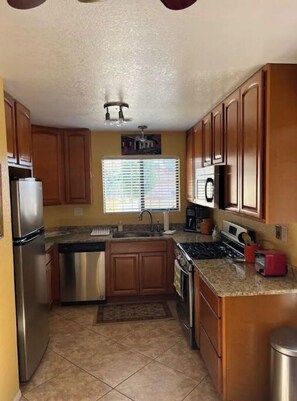 Fridge, microwave, oven, stovetop - Casa Klimt. Cozy home in a quiet neighborhood. (Albuquerque)