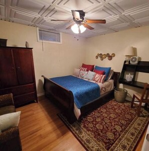 1 bedroom, desk, iron/ironing board, travel cot - Comfortable, spacious, basement, 1bdrm apartment, sleeps 4 (Jefferson)