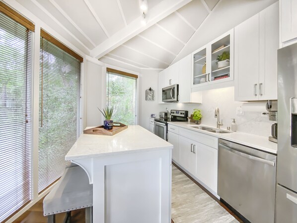 Refrigerador, microondas, horno y parrilla de estufa 