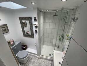 Cottage | Badkamer | Een douche, een haardroger, handdoeken