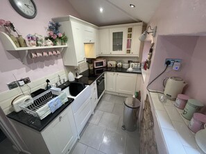 Cottage | Cuisine privée | Réfrigérateur, micro-ondes, four, plaque de cuisson