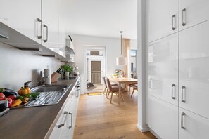 Een koelkast, een magnetron, een oven, een kookplaat