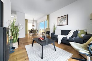 Fernseher, Kamin, Stereoanlage