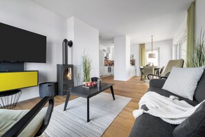 TV, fireplace, stereo