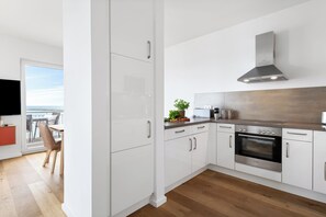 Kylskåp, mikrovågsugn, ugn och spishäll