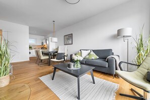 Fernseher, Kamin, Stereoanlage