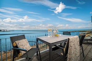 Outdoor dining - "Ocean Beach" Baltic Sea vacation with a 3-minute walk to the beach, fireplace and sea view (Olpenitz)