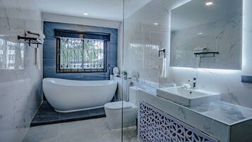 Bañera, secador de pelo, bidet, toallas