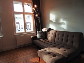 Smart TV, books - The Good Place (Berlin)