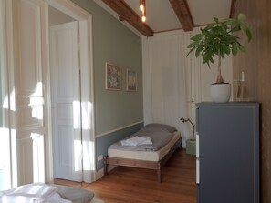 2 bedrooms, desk, iron/ironing board, travel cot - The Good Place (Berlin)