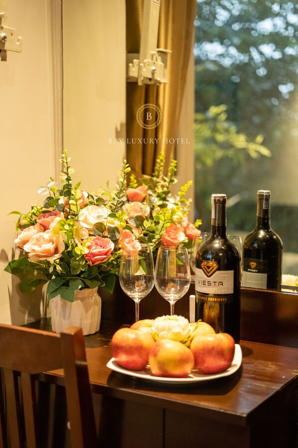 Luxury Twin Room | In-room dining - Bay Luxury Hotel & Spa - No 9 Nguyen Truong To, Ha Noi (Hanoi)