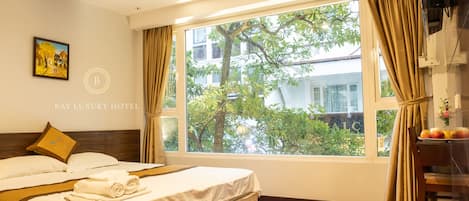 Luxury İki Ayrı Yataklı Oda | Odada kasa, masa, ücretsiz kablosuz İnternet