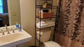 Ducha y bañera combinadas, secador de pelo, toallas y jabón