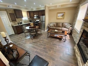 Smart TV, caminetto, libri