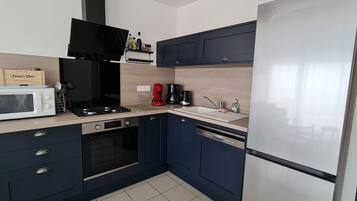 Een koelkast, een microgolfoven, een oven, een kookplaat