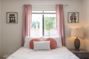 4 chambres, bureau, fer et planche à repasser, lit de bébé portatif