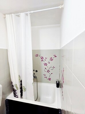 Chuveiro/banheira combinados, banheira de imersão, secador de cabelo 