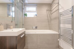 Bathtub, hair dryer - Contemporary Flat Sleeps 3 West London (London)