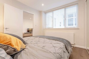 1 bedroom, iron/ironing board, internet, bed sheets - Contemporary Flat Sleeps 3 West London (London)