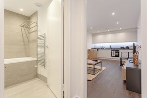 Bathroom - Contemporary Flat Sleeps 3 West London (London)
