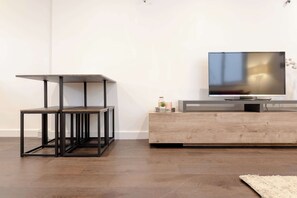 Interior - Contemporary Flat Sleeps 3 West London (London)