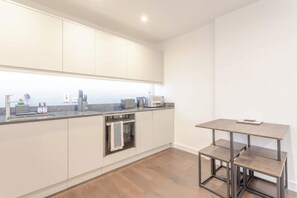 Fridge, microwave, oven, stovetop - Contemporary Flat Sleeps 3 West London (London)
