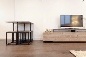 Interior - Contemporary Flat Sleeps 3 West London (London)