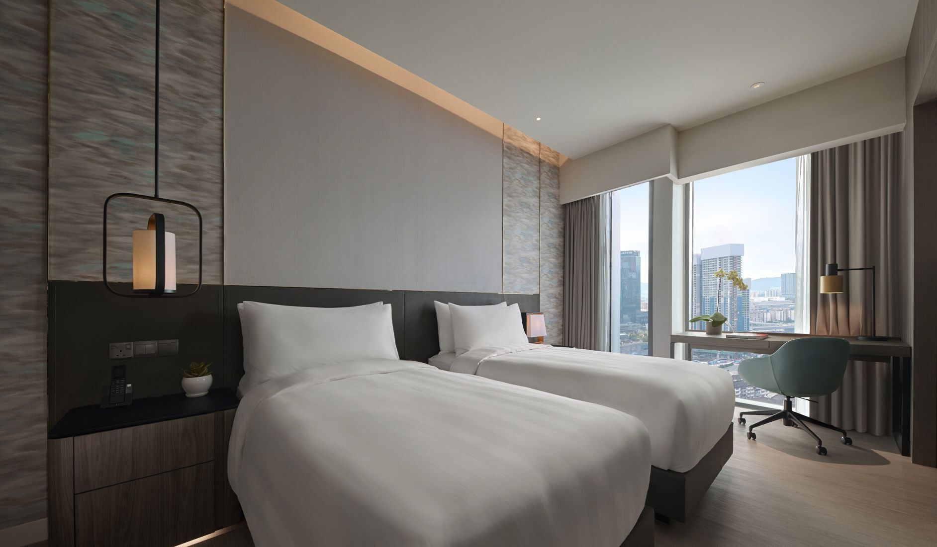 高档床上用品、羽绒被、客房内保险箱、办公桌