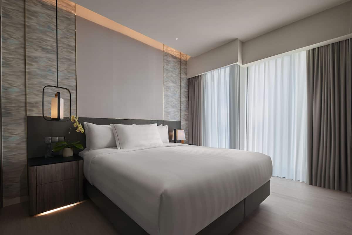 Luxe beddengoed, donzen dekbedden, een kluis op de kamer, een bureau
