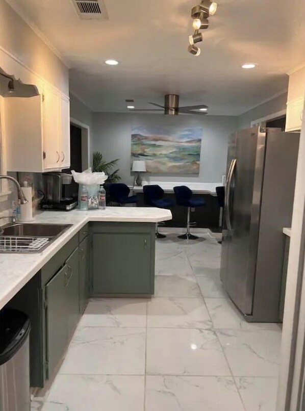 Fridge, oven, stovetop, coffee/tea maker