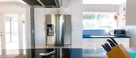 Refrigerador, microondas, horno, placa de cocina