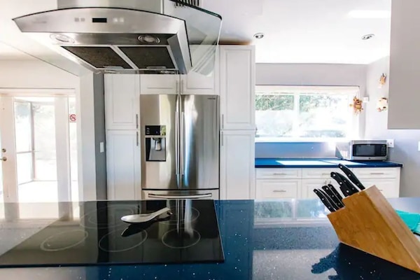 Refrigerador, microondas, horno, placa de cocina