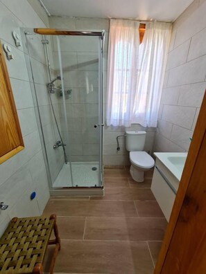 Casa | Baño | Regadera, secadora de cabello, toallas
